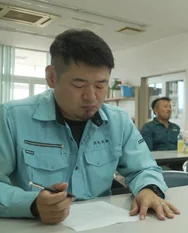 安全確認の指差呼称を行う研修の様子