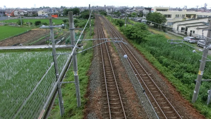 線路の保線作業を行う社員